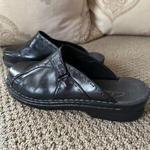 Clark’s Women’s Black Leather Stitched Clogs Size 9M